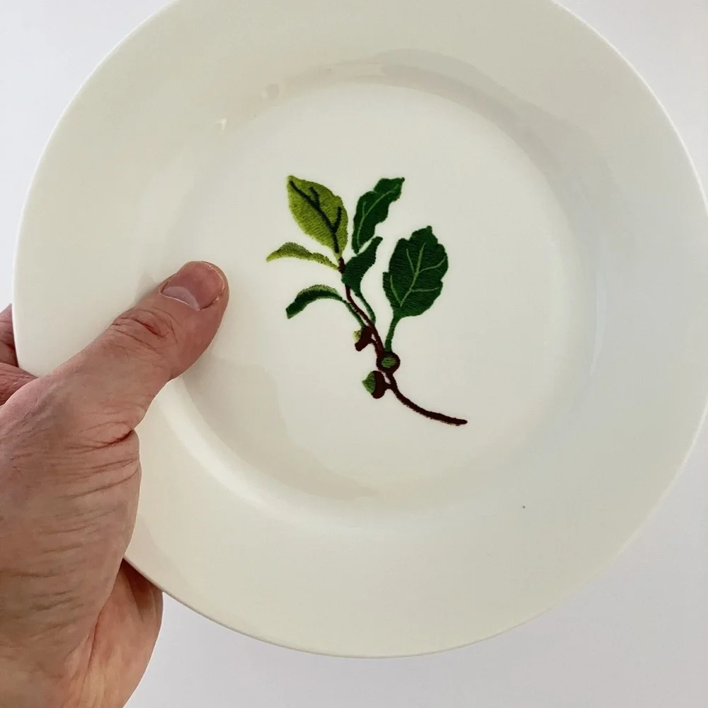 Acorn Berry Plates Set of Four from Crate & Barrel Fine Bone China RARE xmas S/4